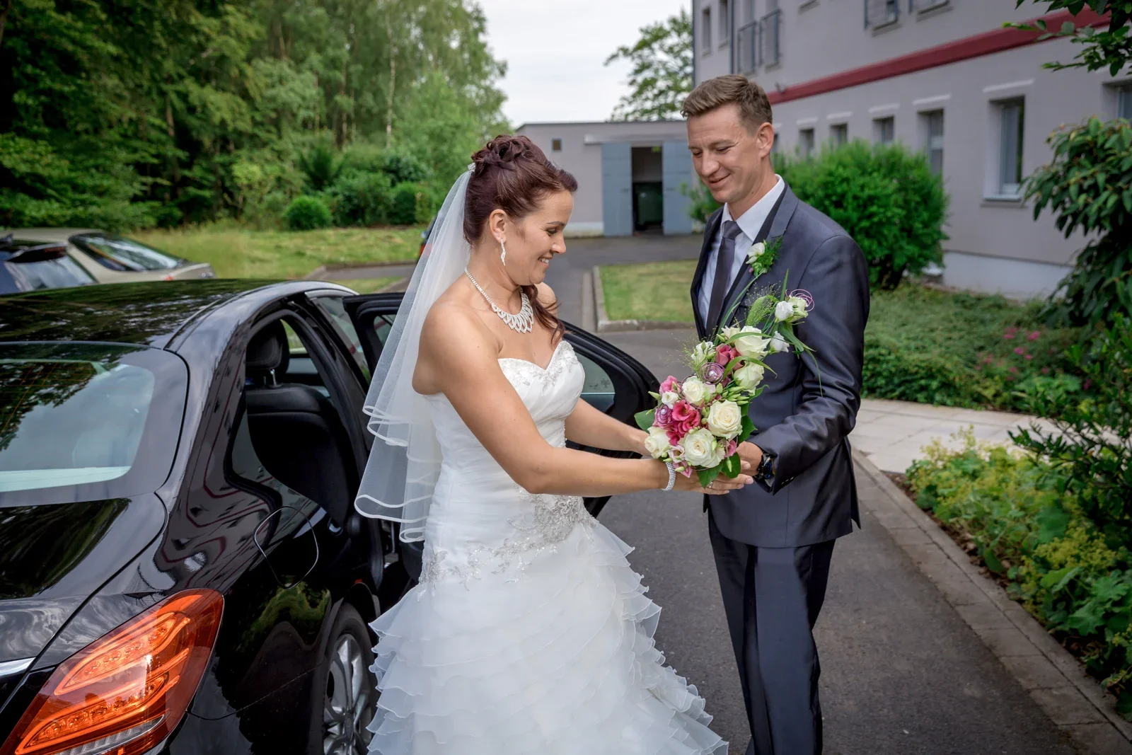 Ankunft zur Feier im Hotel – Hochzeit von Karina und Alex in Suhl
