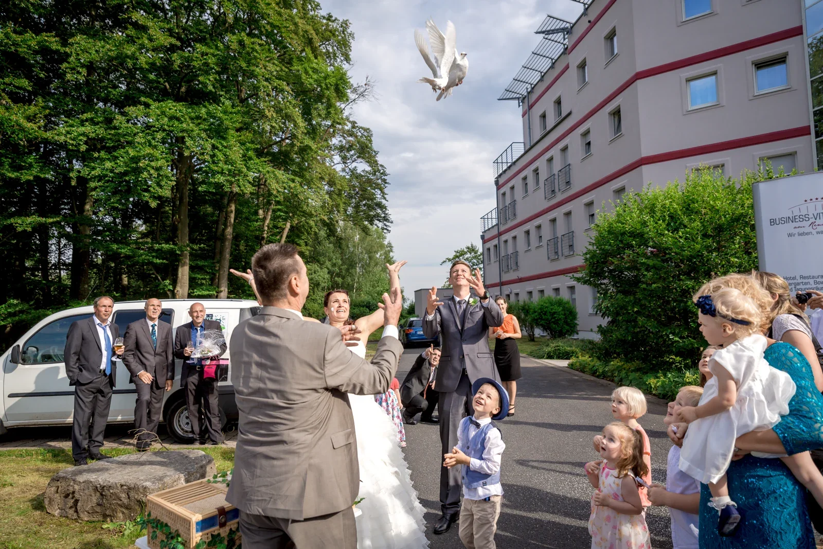 Weiße Tauben fliegen in den Himmel – Hochzeit von Karina und Alex in Suhl