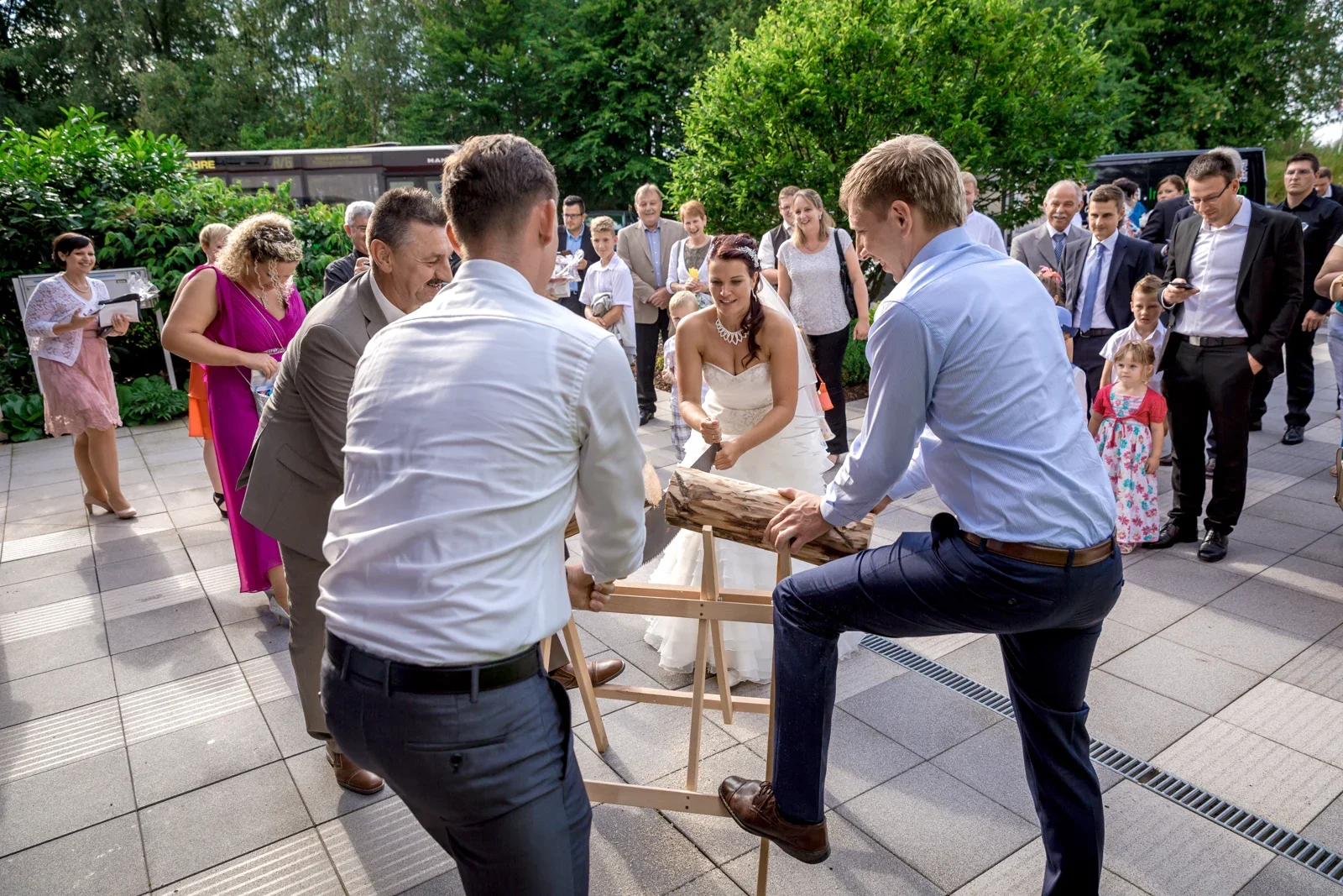 Gemeinsam den Baumstamm zersägen – Hochzeit von Karina und Alex in Suhl
