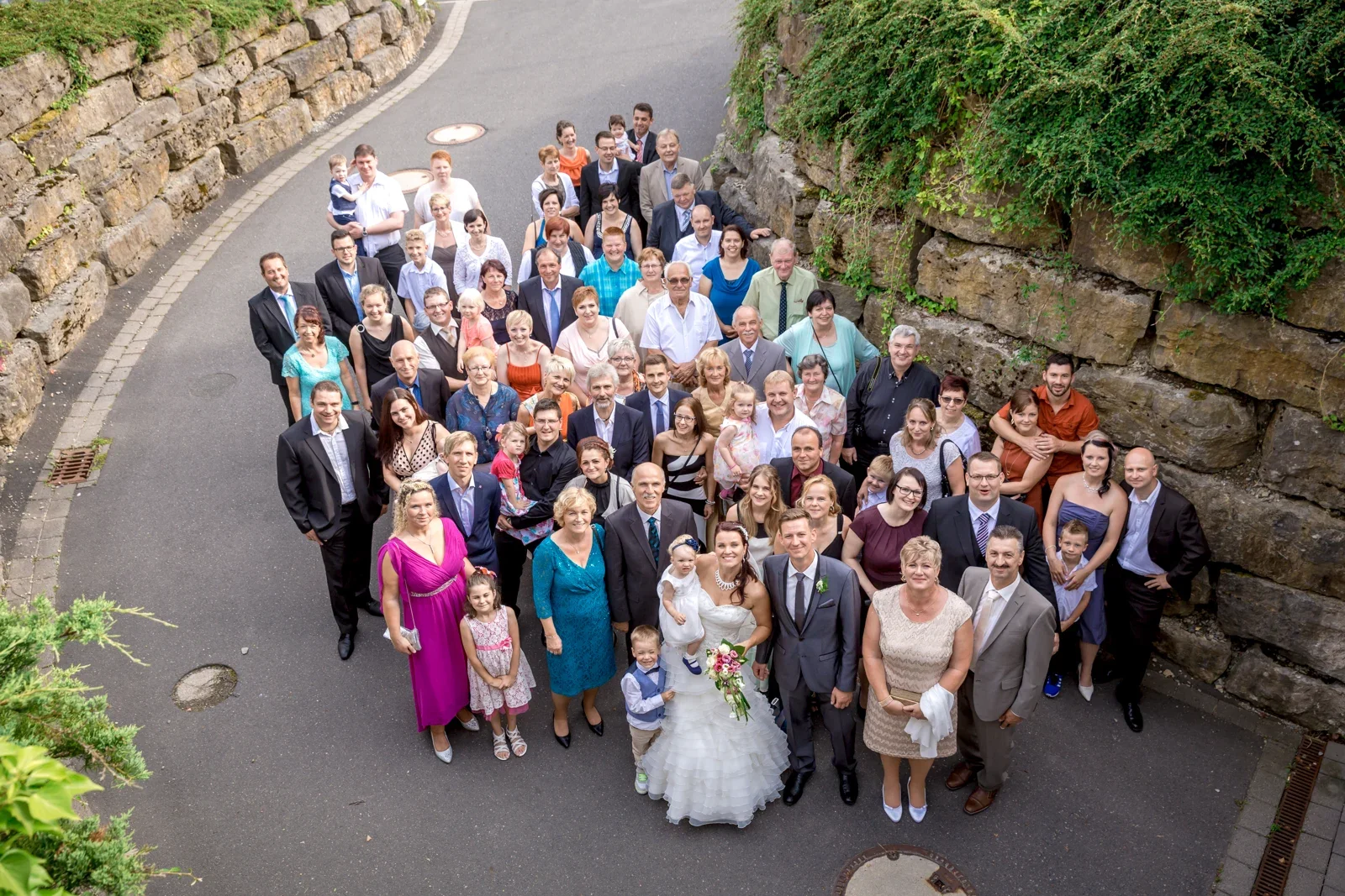 Alle zusammen für das Gruppenbild – Hochzeit von Karina und Alex in Suhl