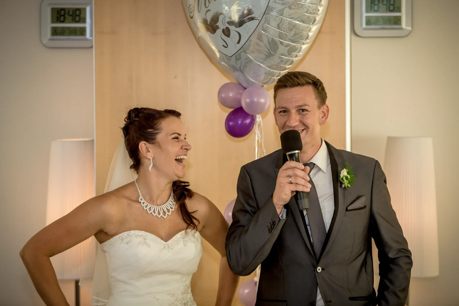 Alex mit dem Mikrofon bei der Feier – Hochzeit von Karina und Alex in Suhl