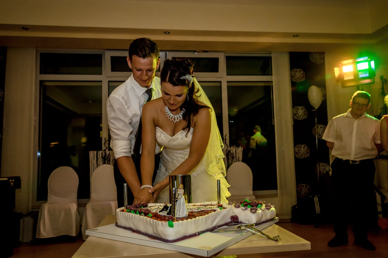 Karina und Alex schneiden die Hochzeitstorte an – Hochzeit von Karina und Alex in Suhl