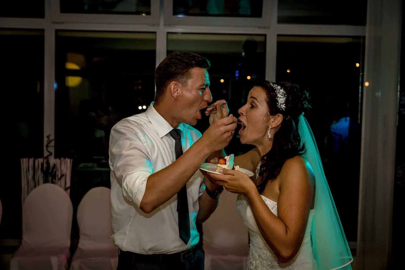 Alex lässt Karina von der Torte probieren – Hochzeit von Karina und Alex in Suhl