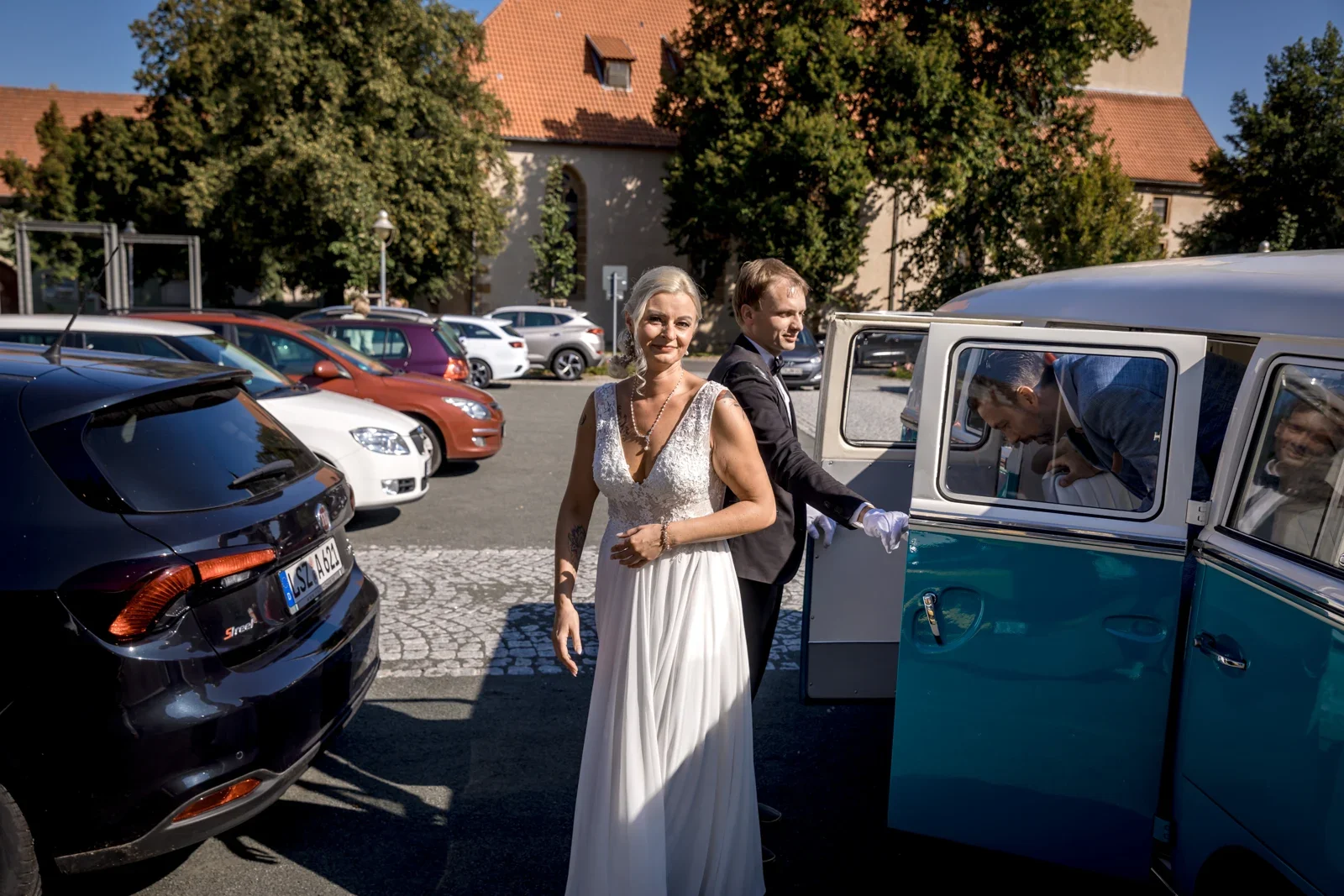 Regina kommt mit dem VW-Bus zur Trauung – Hochzeit von Regina und Eik in Tonna und Dachwig