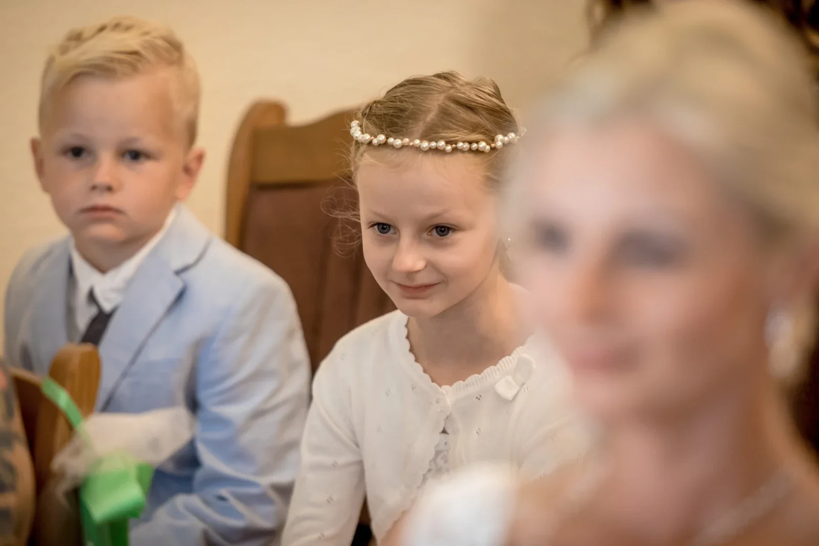 Auch die kleinen Gäste sind bei der Trauung dabei – Hochzeit von Regina und Eik in Tonna und Dachwig