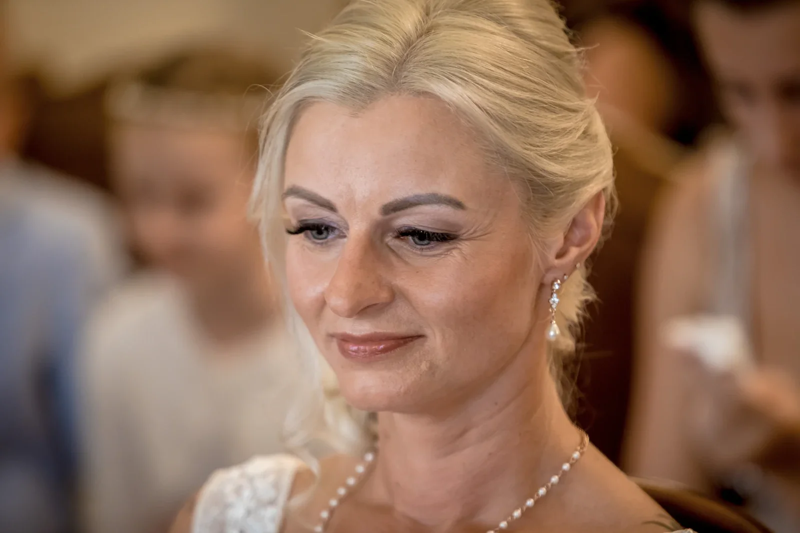 Ein Blick von Regina während der Zeremonie – Hochzeit von Regina und Eik in Tonna und Dachwig