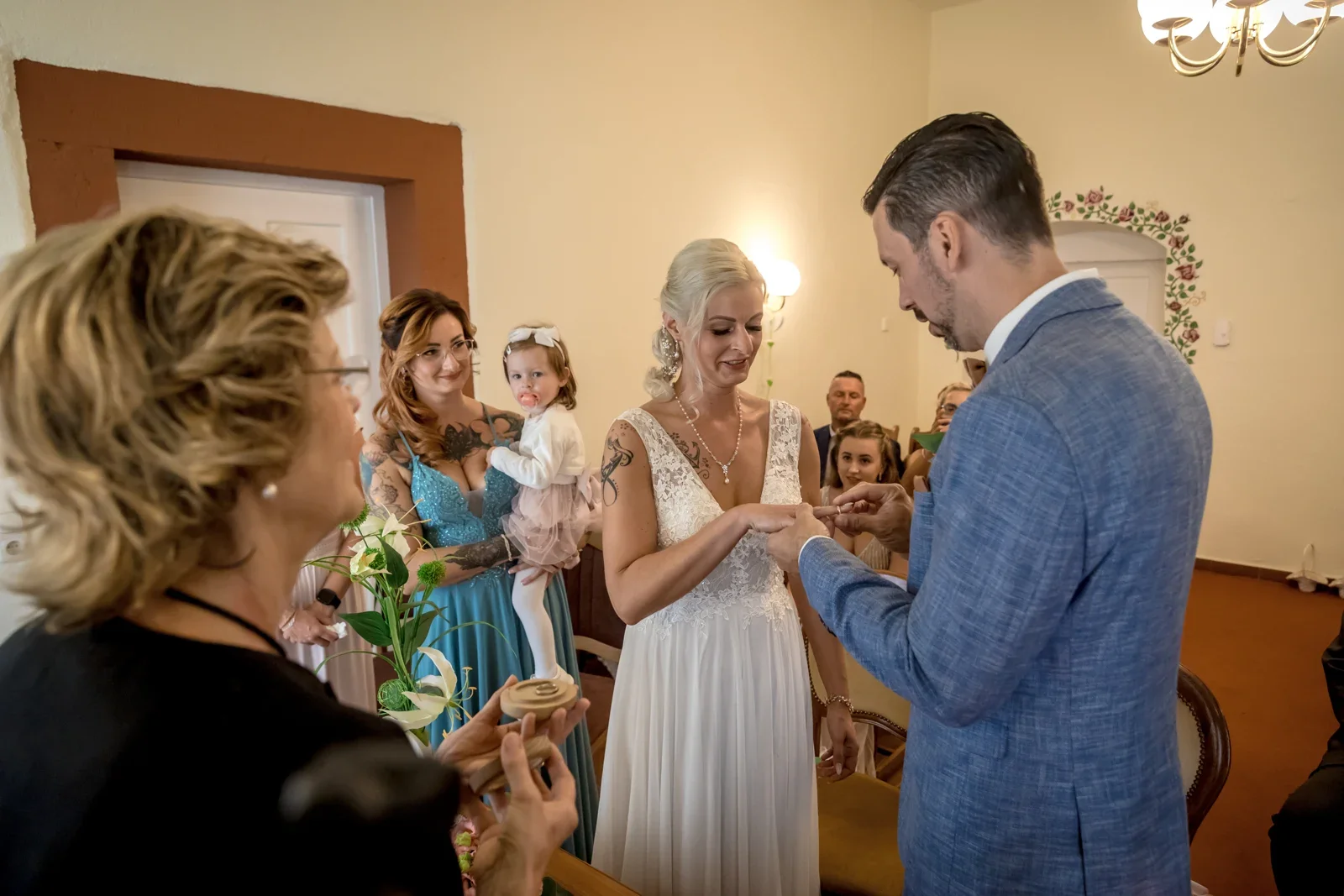 Ein persönlicher Moment beim Ringwechsel – Hochzeit von Regina und Eik in Tonna und Dachwig