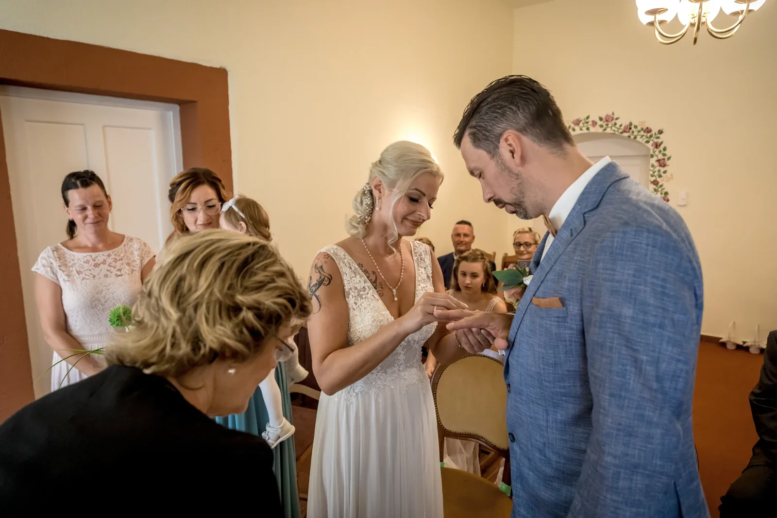 Die Ringe werden angesteckt – Hochzeit von Regina und Eik in Tonna und Dachwig