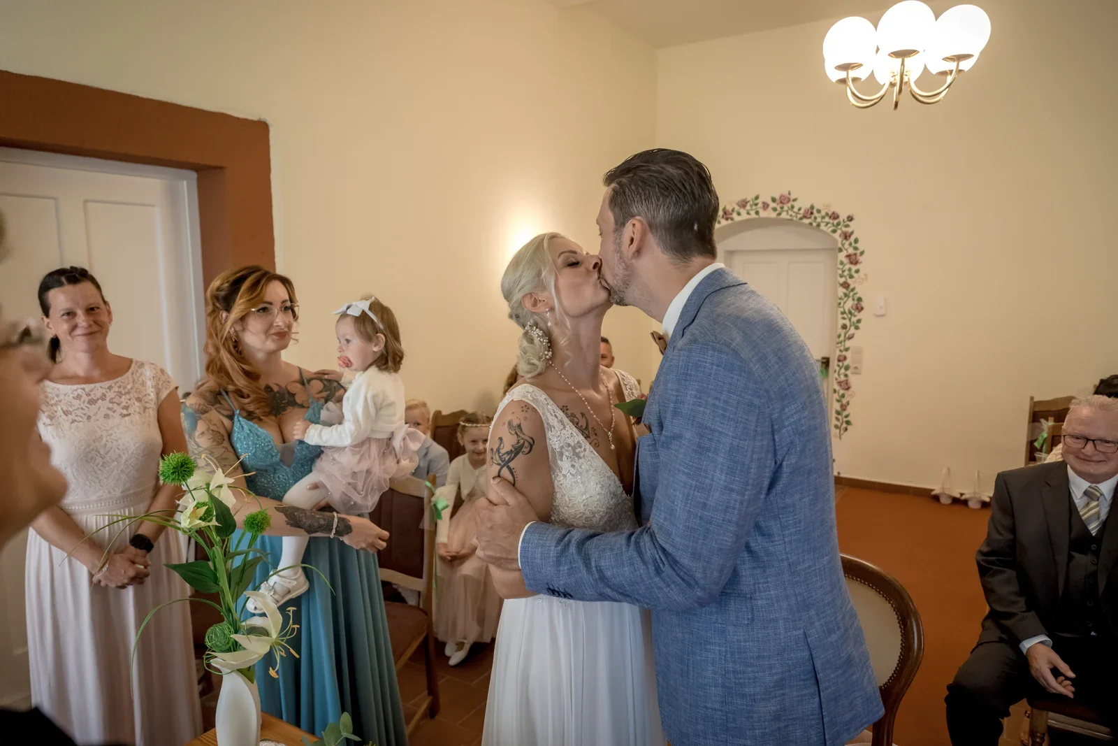Ein Kuss nach dem Ja-Wort – Hochzeit von Regina und Eik in Tonna und Dachwig