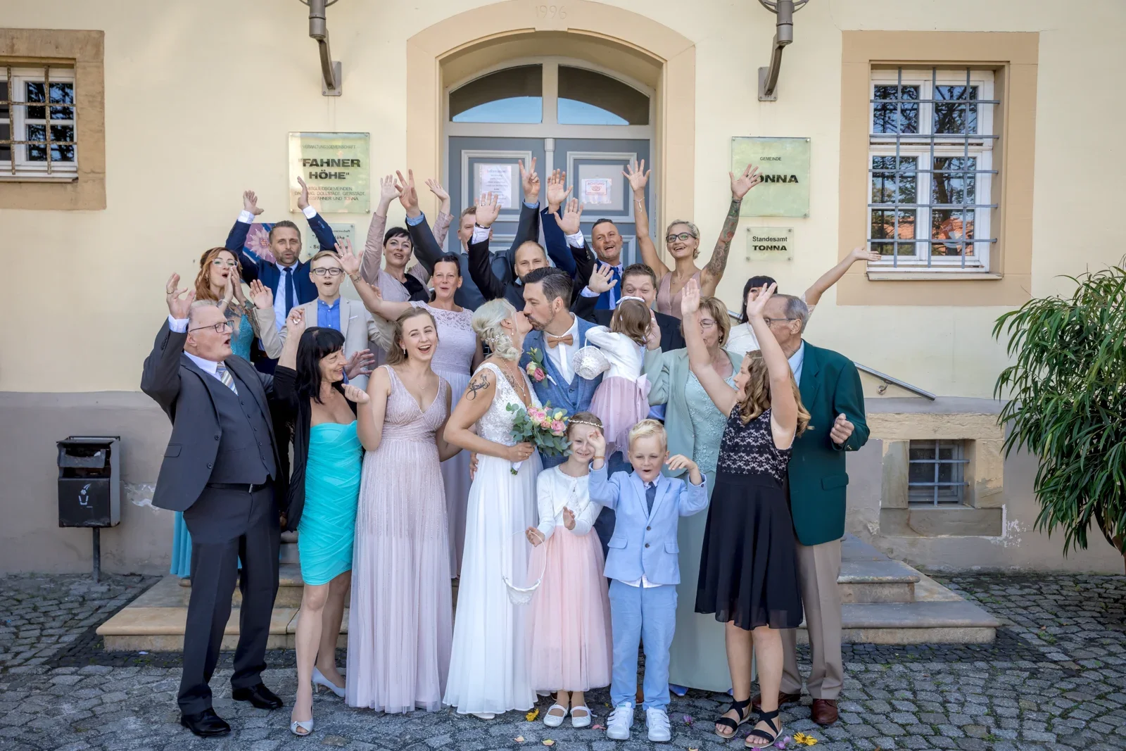 Die Hochzeitsgesellschaft vor dem Standesamt Tonna – Hochzeit von Regina und Eik in Tonna und Dachwig