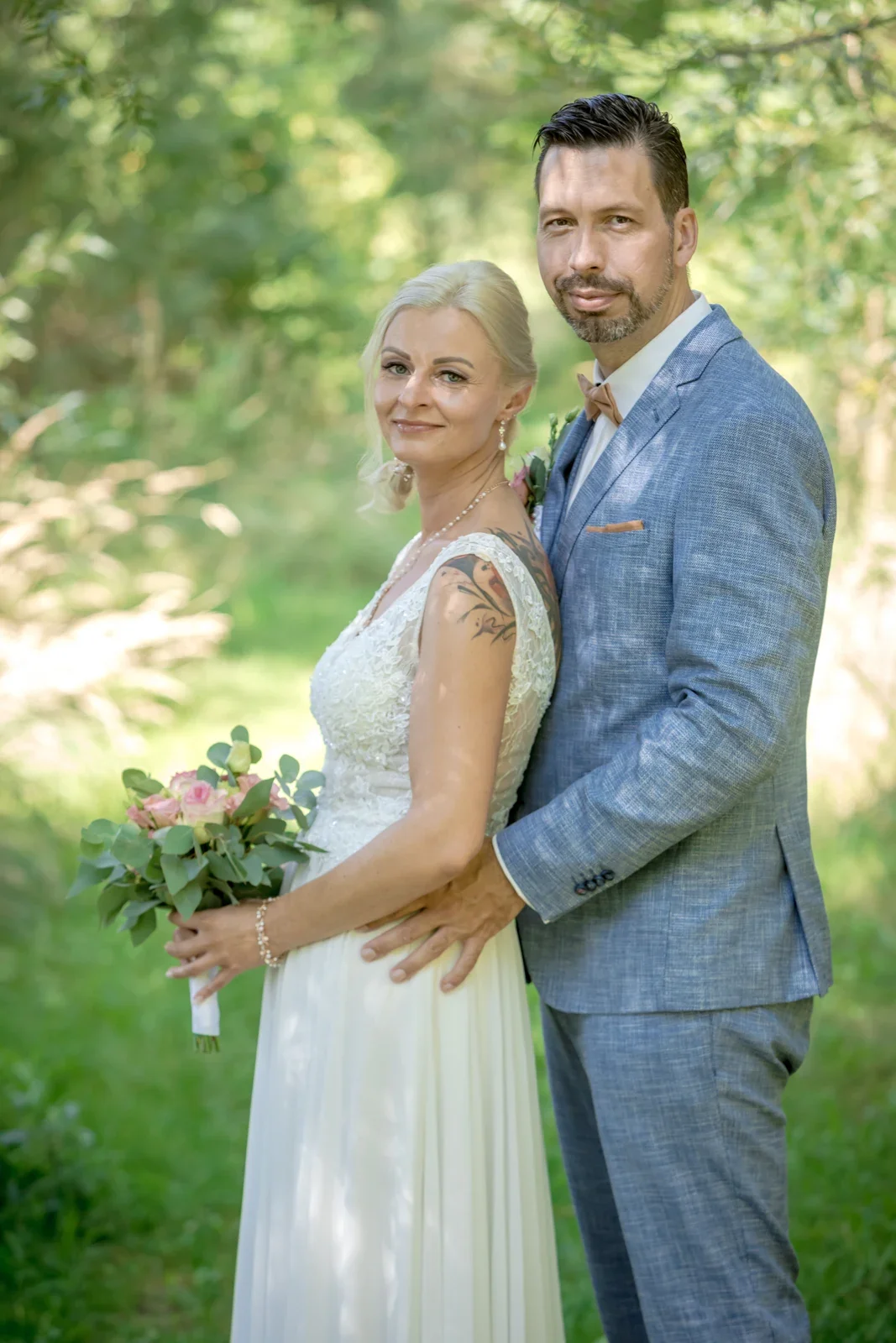 Ein gemeinsames Portrait zwischen den Bäumen – Hochzeit von Regina und Eik in Tonna und Dachwig