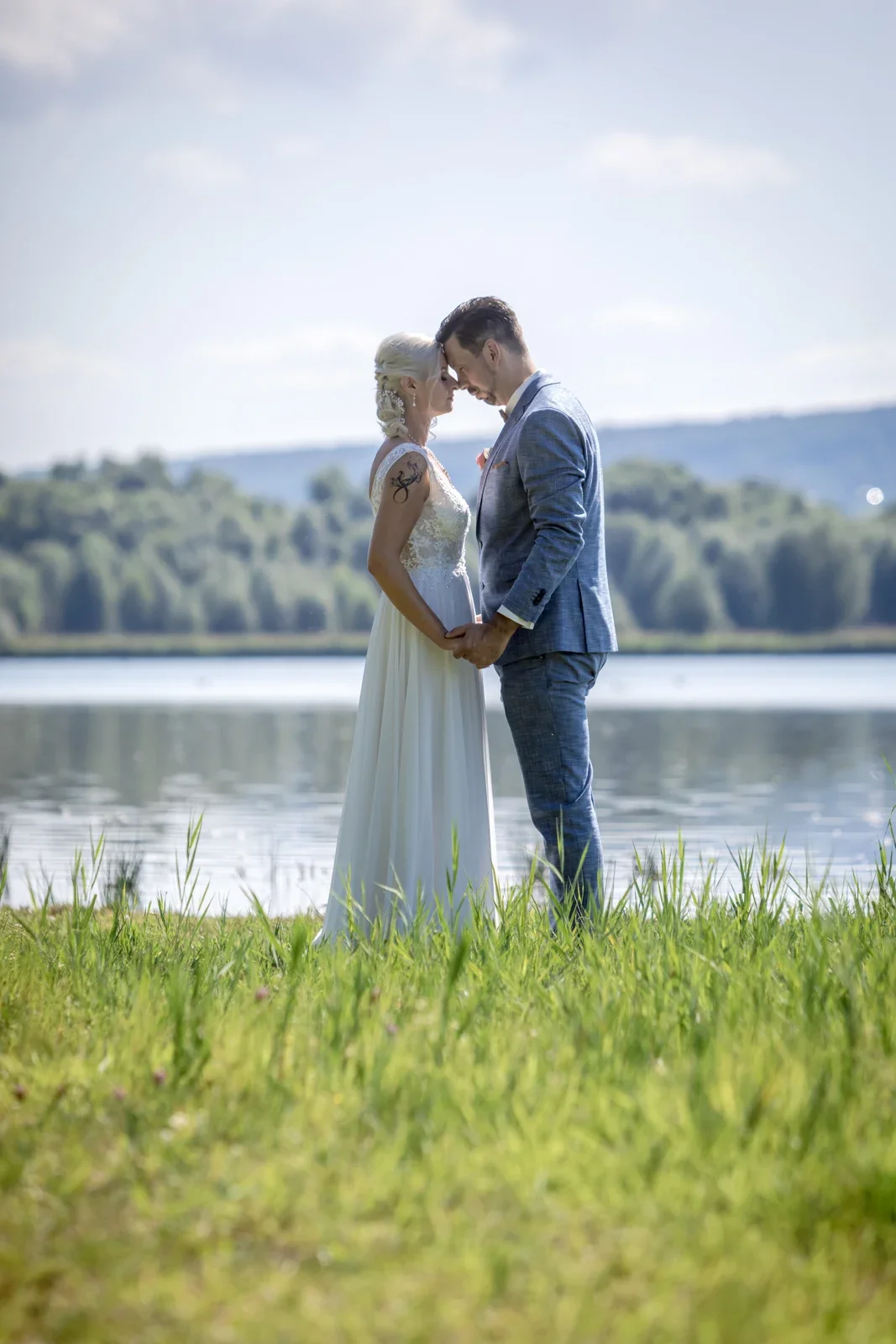 Stirn an Stirn am Stausee – Hochzeit von Regina und Eik in Tonna und Dachwig