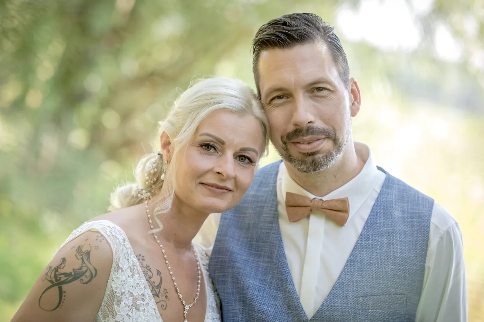 Regina und Eik nah beieinander – Hochzeit von Regina und Eik in Tonna und Dachwig
