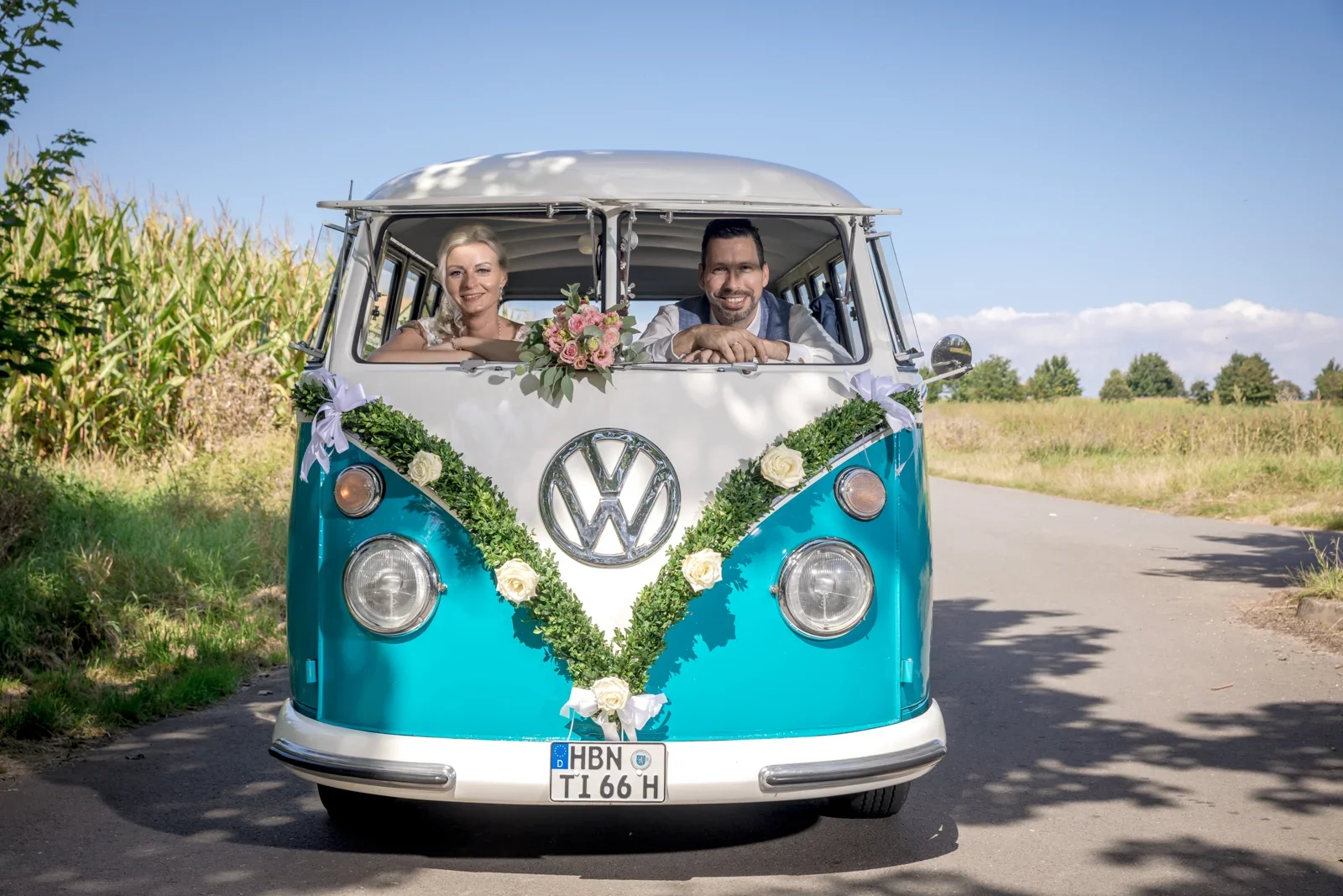 Das Brautpaar am türkisfarbenen VW-Bus – Hochzeit von Regina und Eik in Tonna und Dachwig