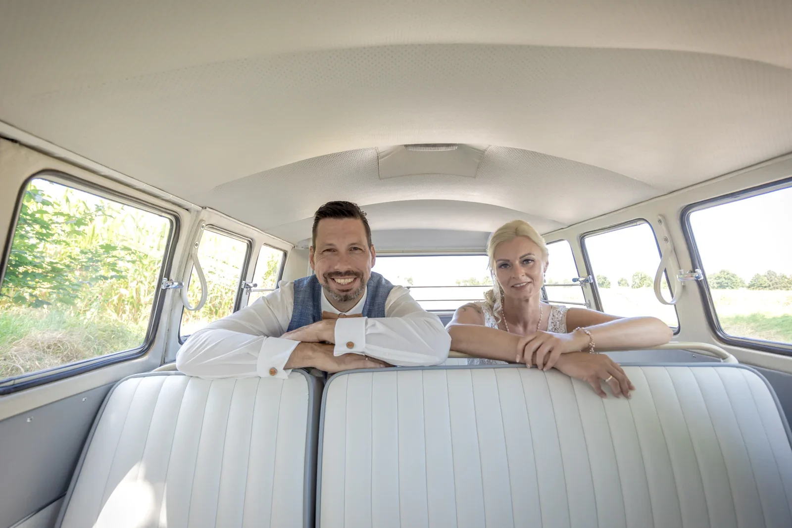 Zusammen im Hochzeitsbus – Hochzeit von Regina und Eik in Tonna und Dachwig