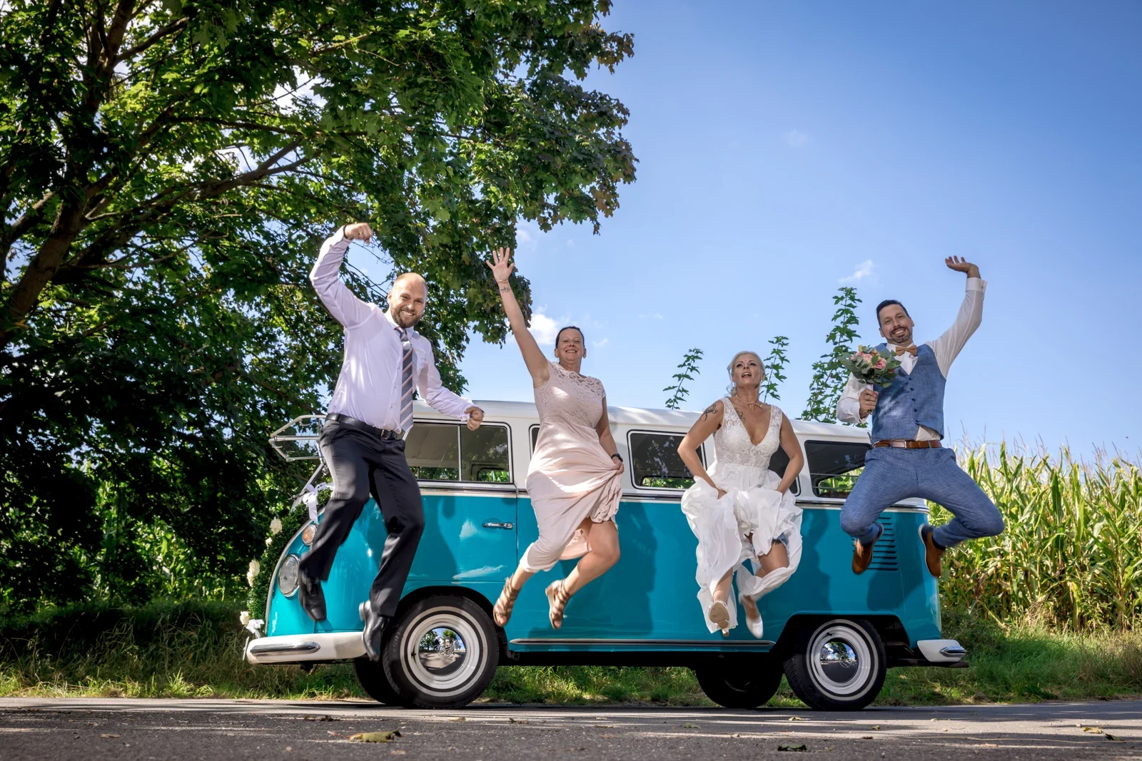 Ausgelassene Stimmung am VW-Bus – Hochzeit von Regina und Eik in Tonna und Dachwig