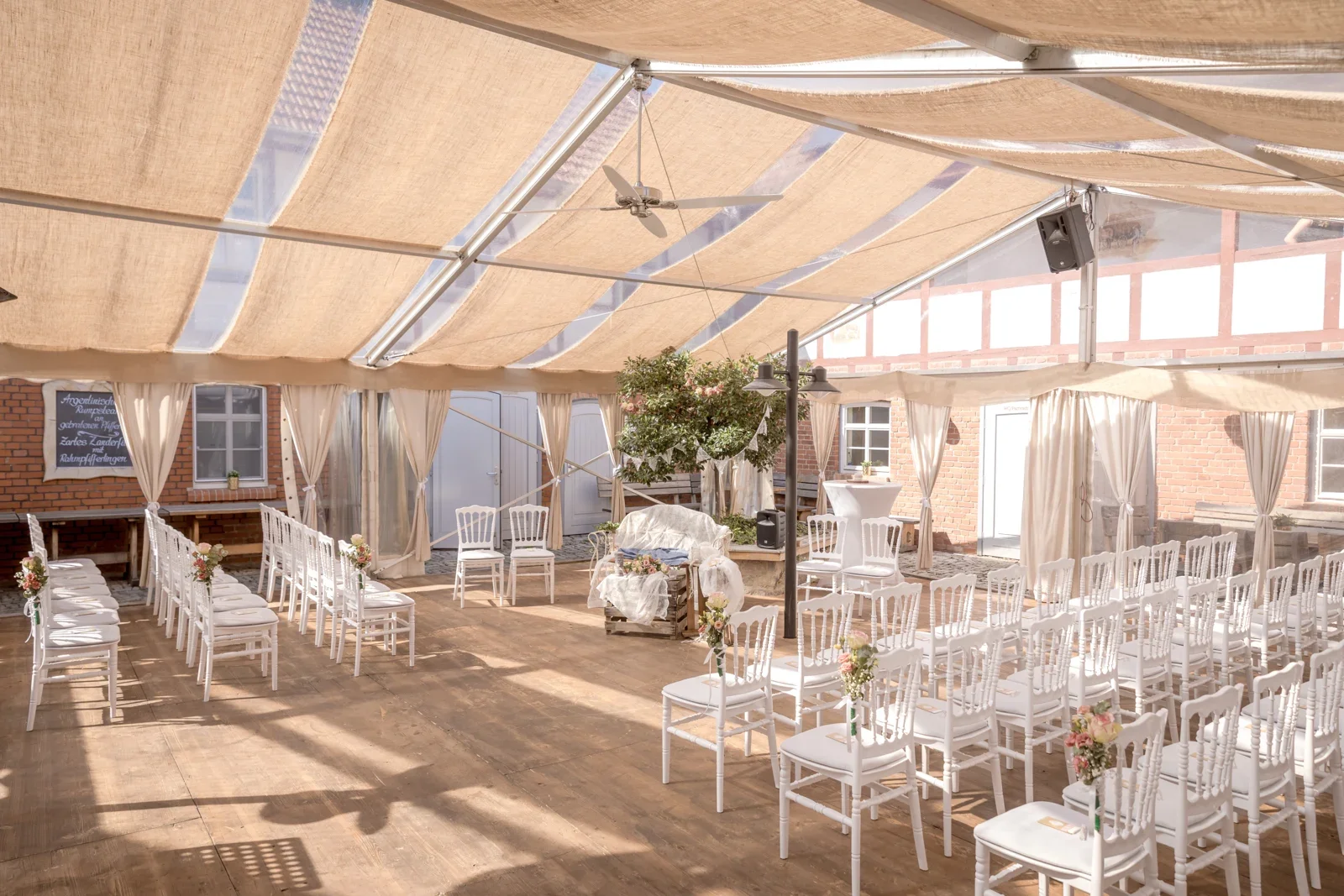 Alles ist für die freie Trauung im Mühlenhof vorbereitet – Hochzeit von Regina und Eik in Tonna und Dachwig