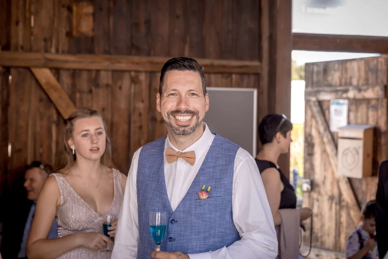 Regina und Eik beim Empfang im Mühlenhof – Hochzeit von Regina und Eik in Tonna und Dachwig