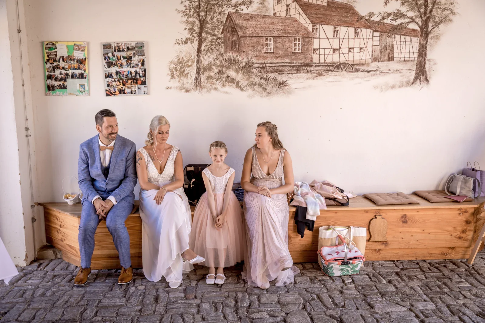 Ein Moment zu viert vor der freien Trauung – Hochzeit von Regina und Eik in Tonna und Dachwig