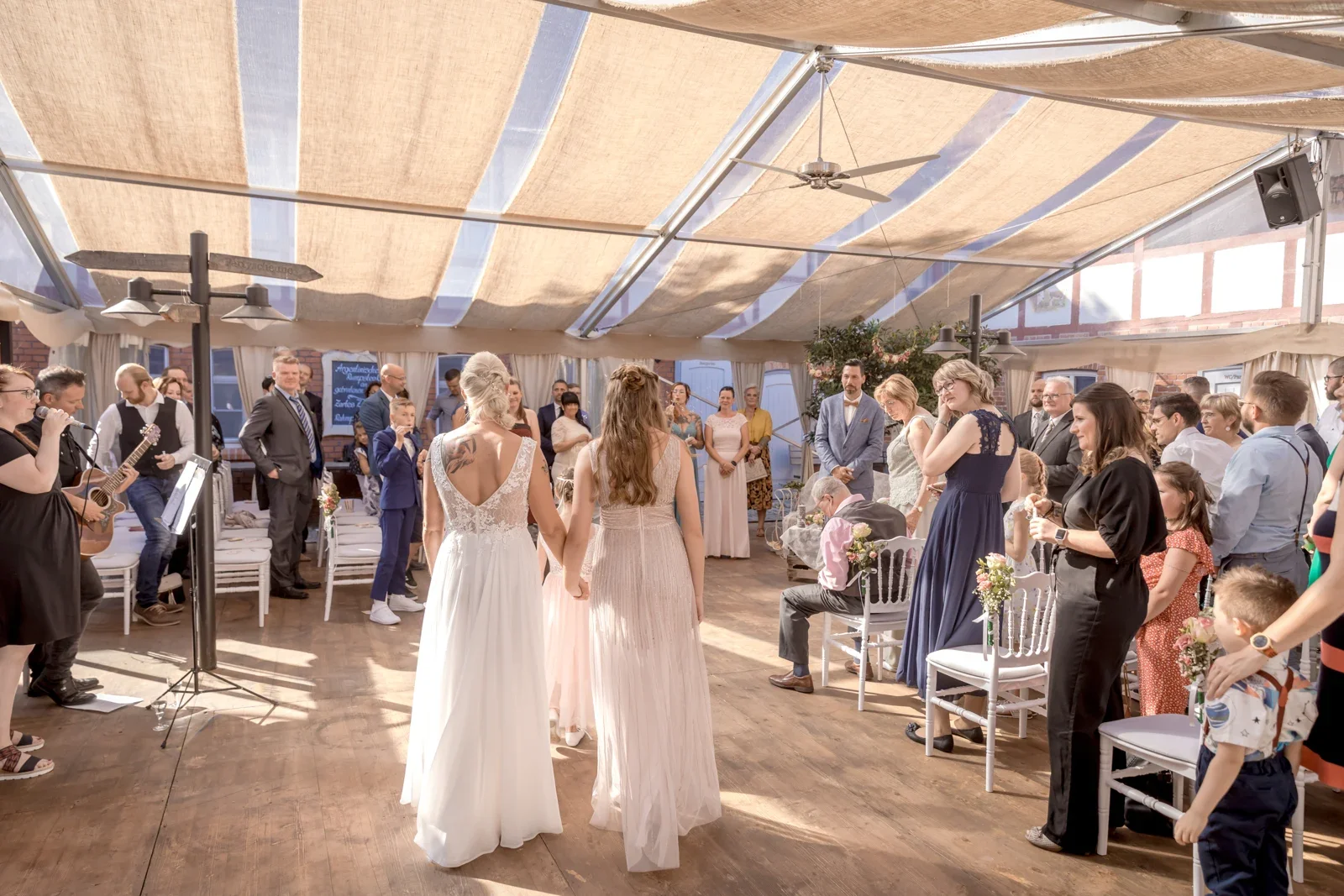 Einzug zur freien Trauung in Dachwig – Hochzeit von Regina und Eik in Tonna und Dachwig