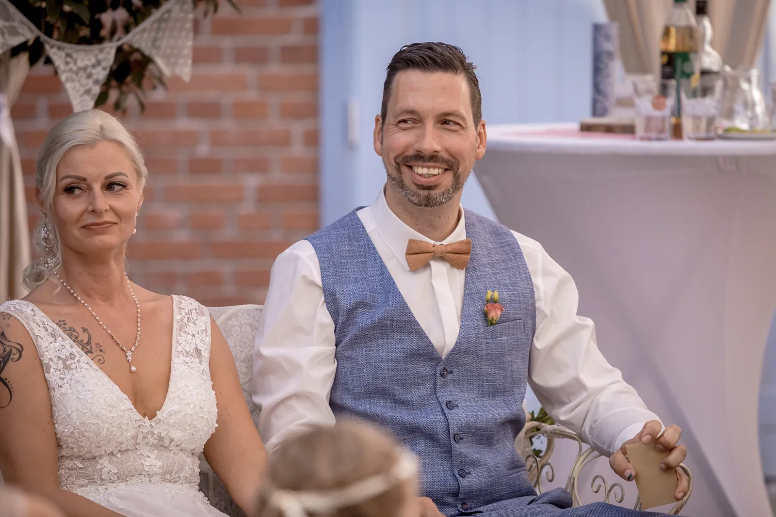 Ein Lächeln während der freien Trauung – Hochzeit von Regina und Eik in Tonna und Dachwig