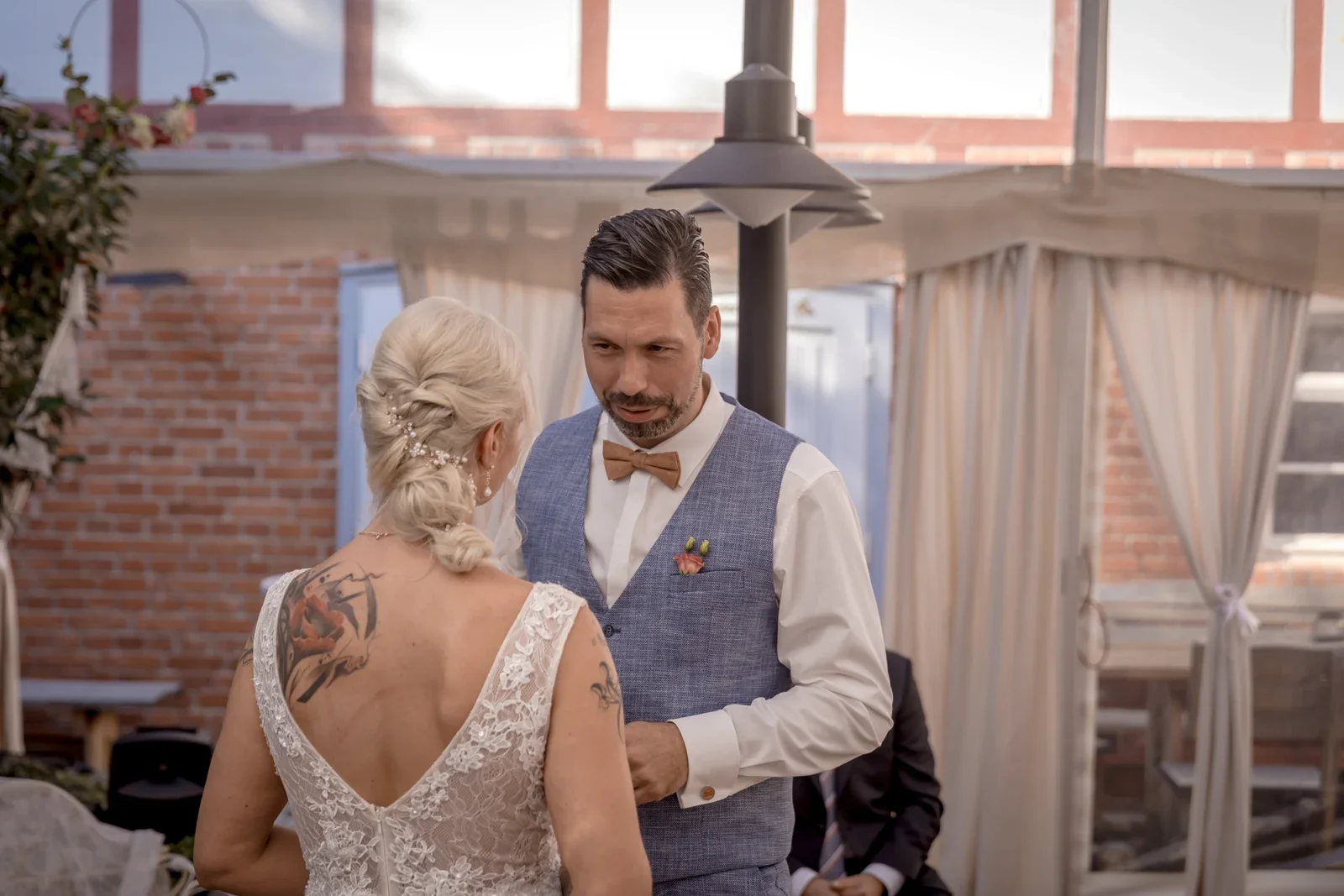 Regina und Eik stehen einander gegenüber – Hochzeit von Regina und Eik in Tonna und Dachwig