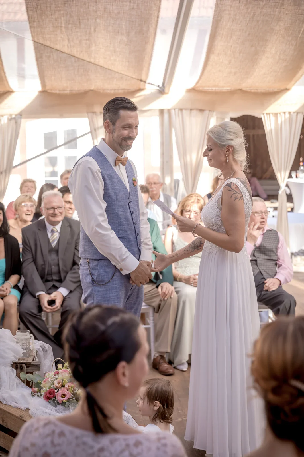 Ein gemeinsamer Moment im Sonnenlicht – Hochzeit von Regina und Eik in Tonna und Dachwig