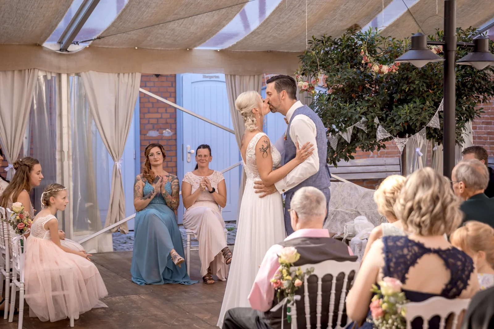 Ein Kuss während der freien Trauung – Hochzeit von Regina und Eik in Tonna und Dachwig