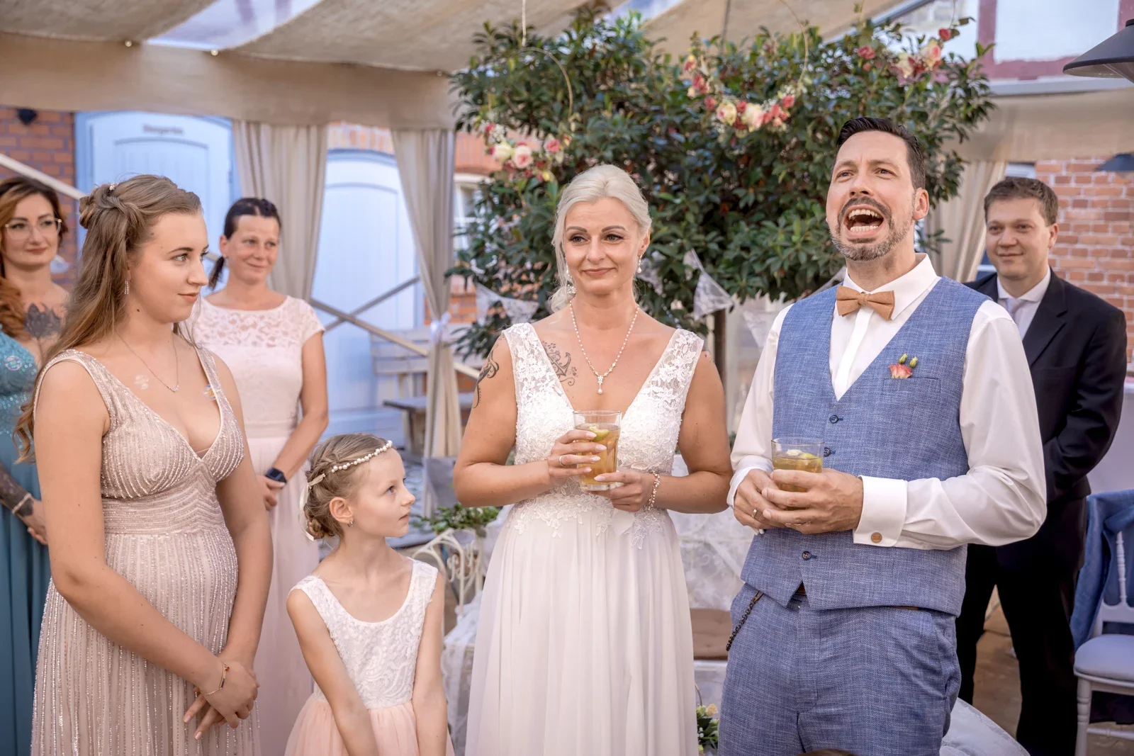 Gemeinsam lachen und anstoßen – Hochzeit von Regina und Eik in Tonna und Dachwig