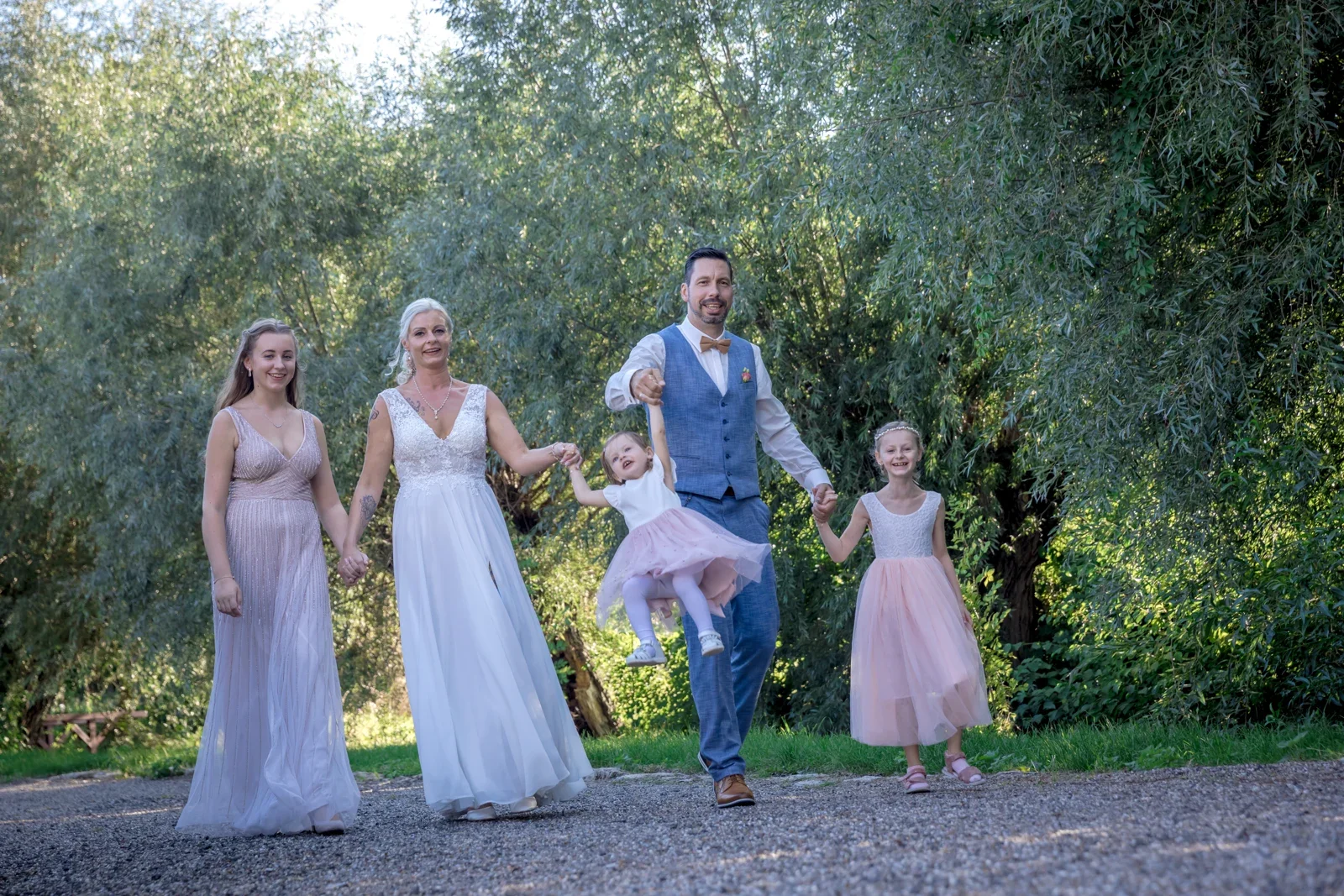 Gemeinsame Bilder auf dem Weg im Grünen – Hochzeit von Regina und Eik in Tonna und Dachwig