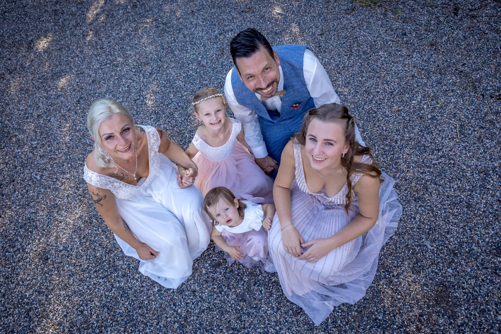 Ein Gruppenbild aus der Vogelperspektive – Hochzeit von Regina und Eik in Tonna und Dachwig