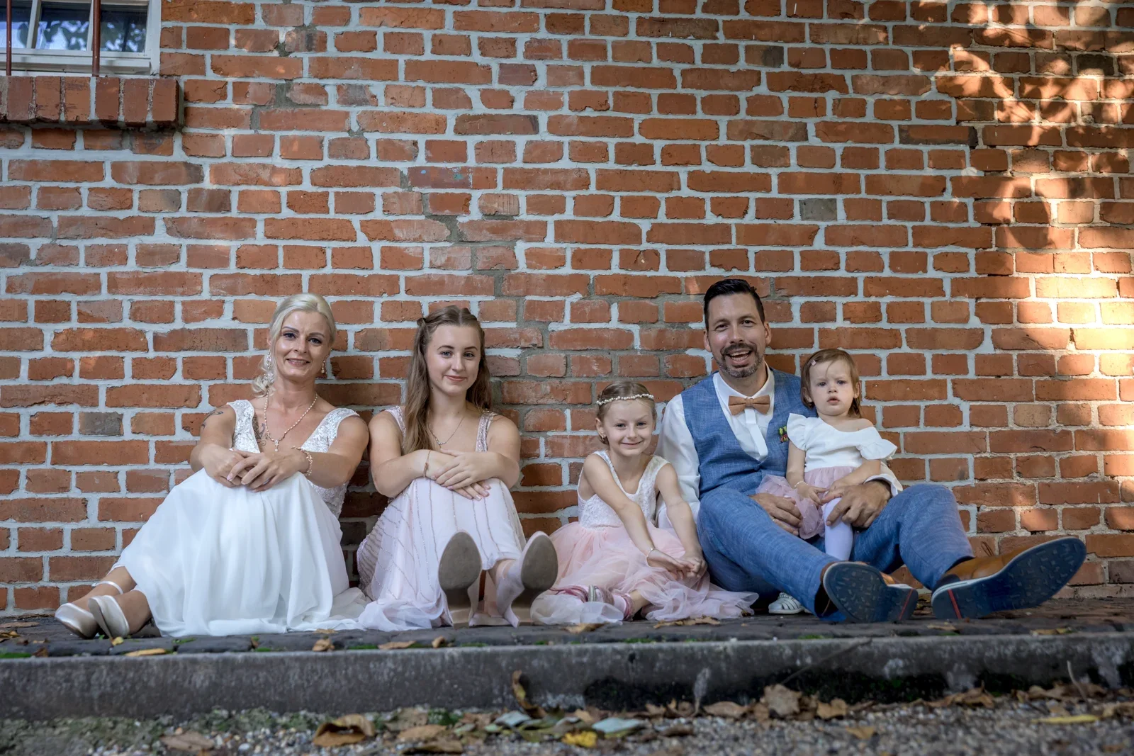 Zusammen vor der Backsteinwand – Hochzeit von Regina und Eik in Tonna und Dachwig