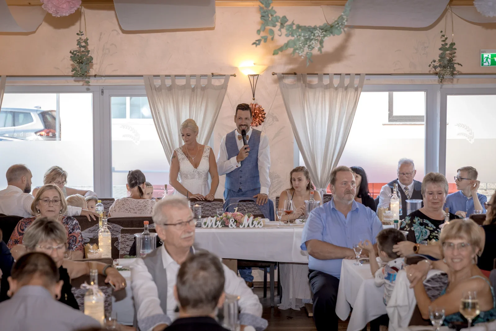 Eik spricht zu seinen Gästen – Hochzeit von Regina und Eik in Tonna und Dachwig
