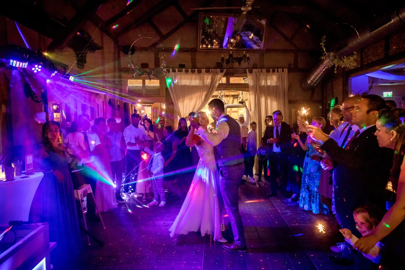 Regina und Eik auf der Tanzfläche – Hochzeit von Regina und Eik in Tonna und Dachwig