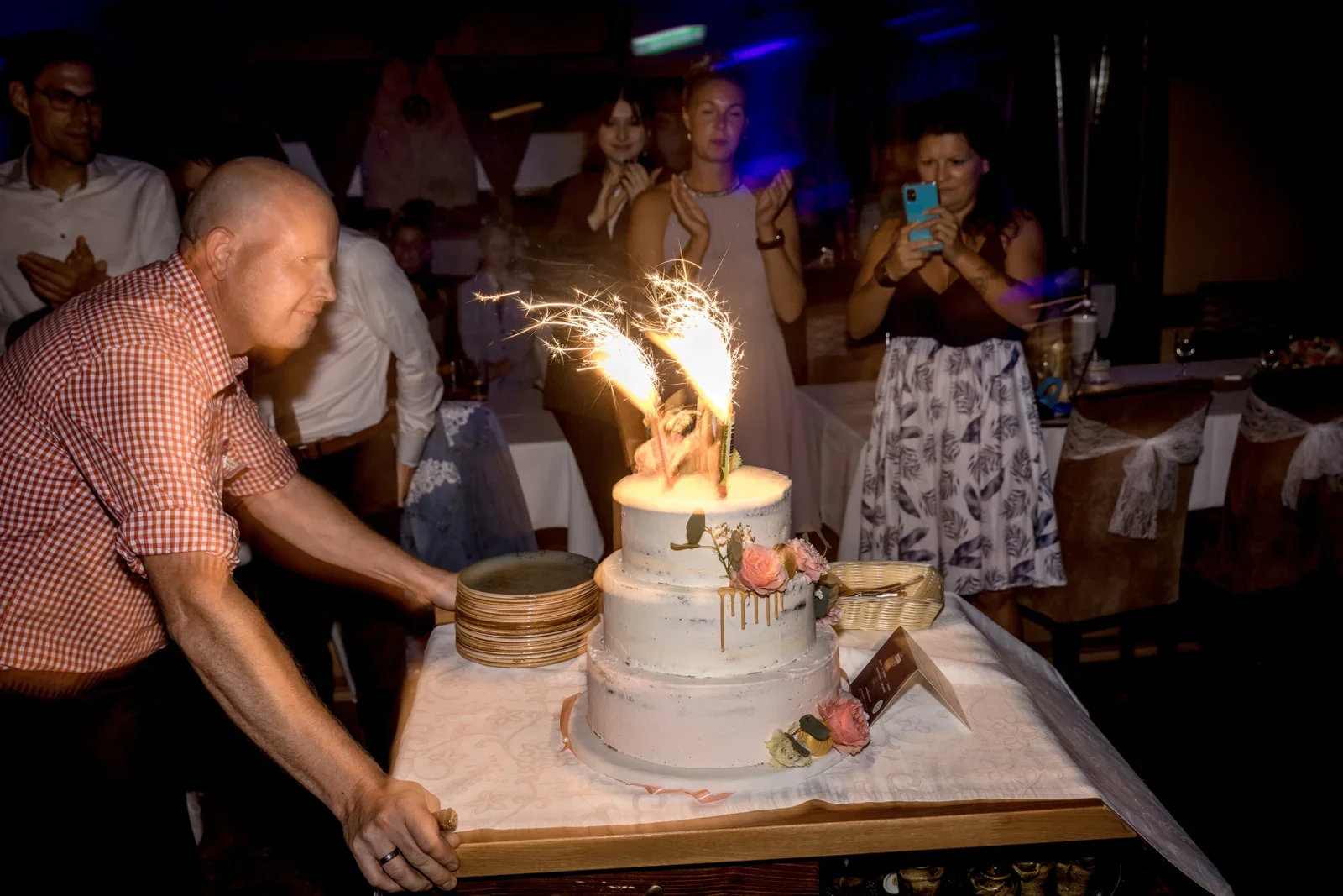 Die Hochzeitstorte wird am Abend präsentiert – Hochzeit von Regina und Eik in Tonna und Dachwig