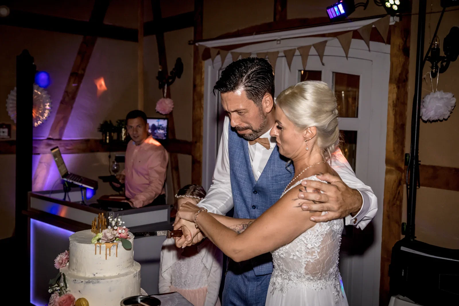 Gemeinsam die Hochzeitstorte anschneiden – Hochzeit von Regina und Eik in Tonna und Dachwig