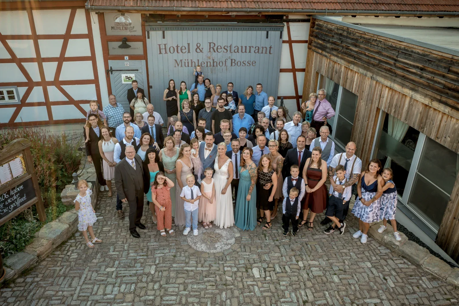 Die Hochzeitsgesellschaft vor dem Mühlenhof Dachwig – Hochzeit von Regina und Eik in Tonna und Dachwig