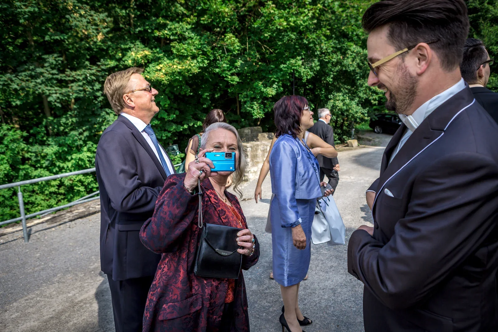 Die Gäste treffen zur Hochzeit auf der Burg ein – Hochzeit von Marielle und Micha