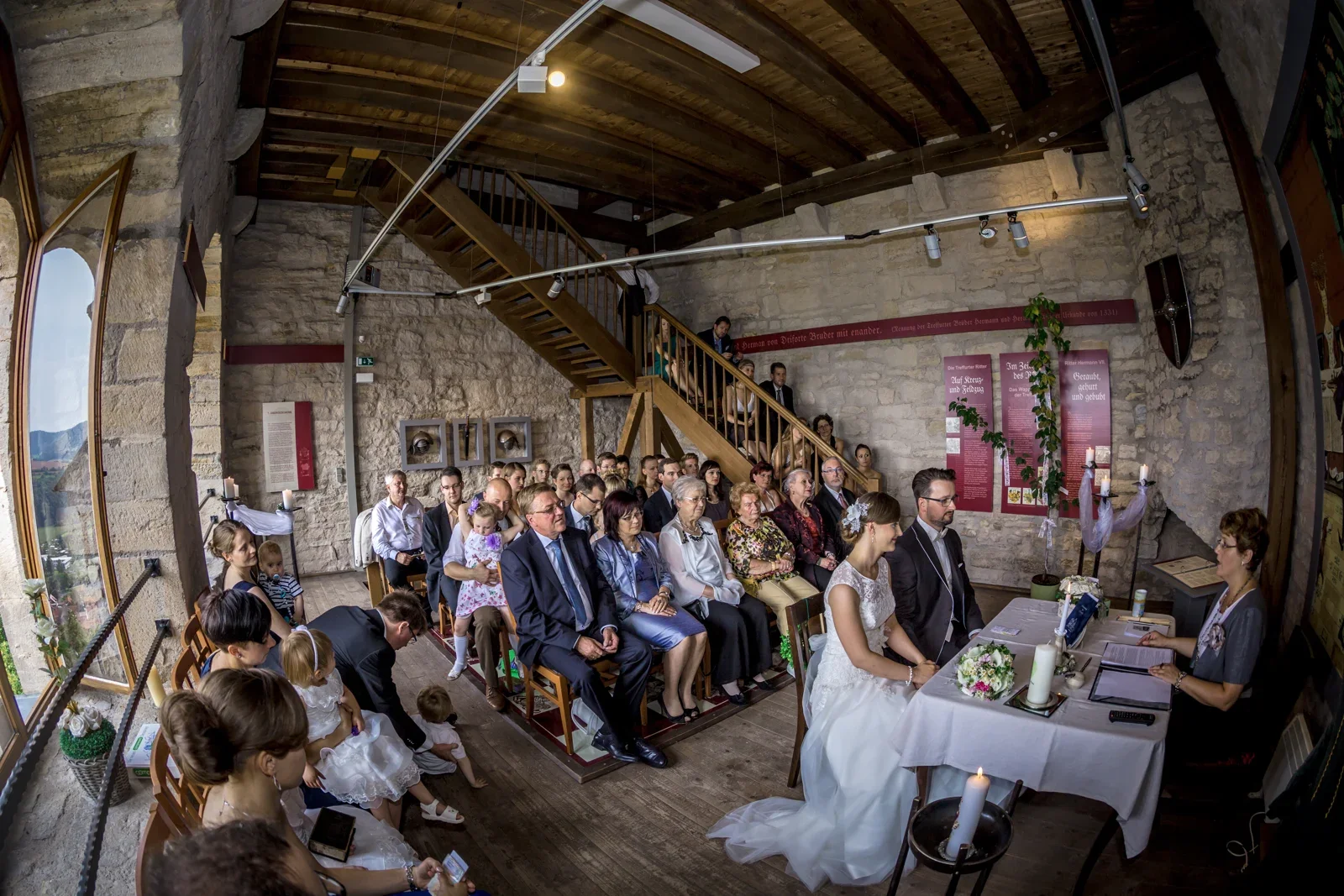 Die Hochzeitsgesellschaft im Trausaal der Burg – Hochzeit von Marielle und Micha