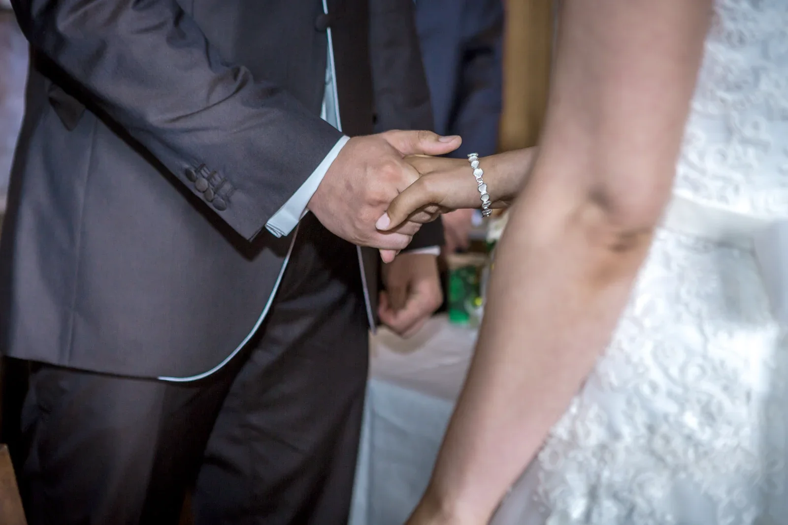 Hand in Hand während der Trauung – Hochzeit von Marielle und Micha