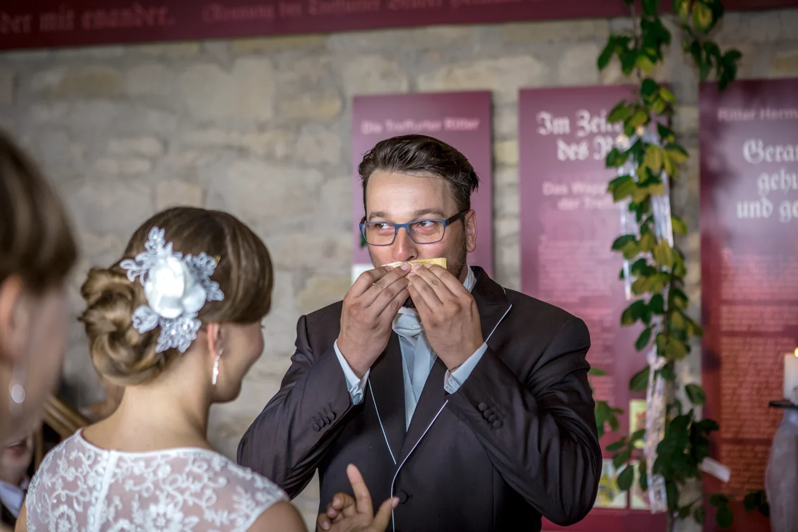 Micha wischt sich die Tränen aus dem Gesicht – Hochzeit von Marielle und Micha
