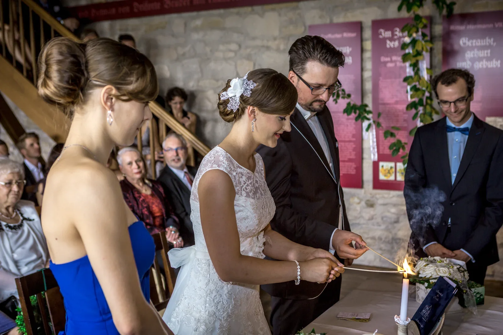 Gemeinsam die Hochzeitskerze entzünden – Hochzeit von Marielle und Micha