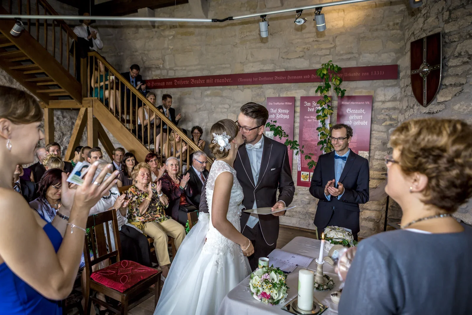 Applaus beim Auszug aus dem Trausaal – Hochzeit von Marielle und Micha