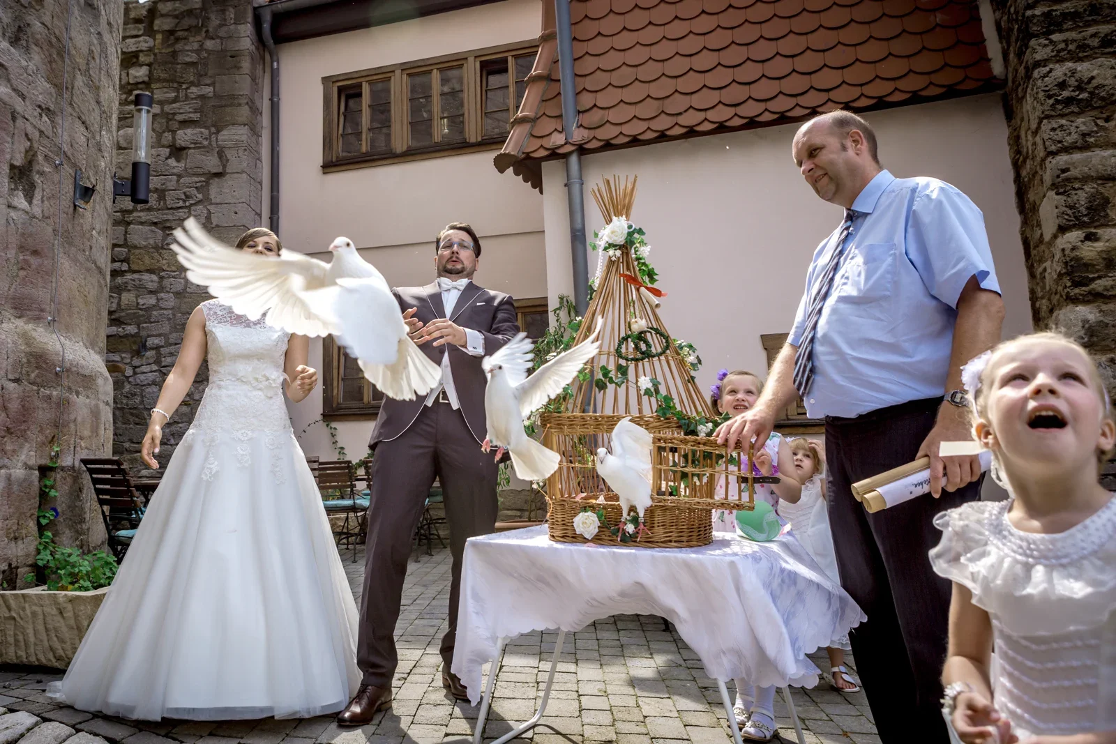 Ein fröhlicher Empfang im Burghof – Hochzeit von Marielle und Micha