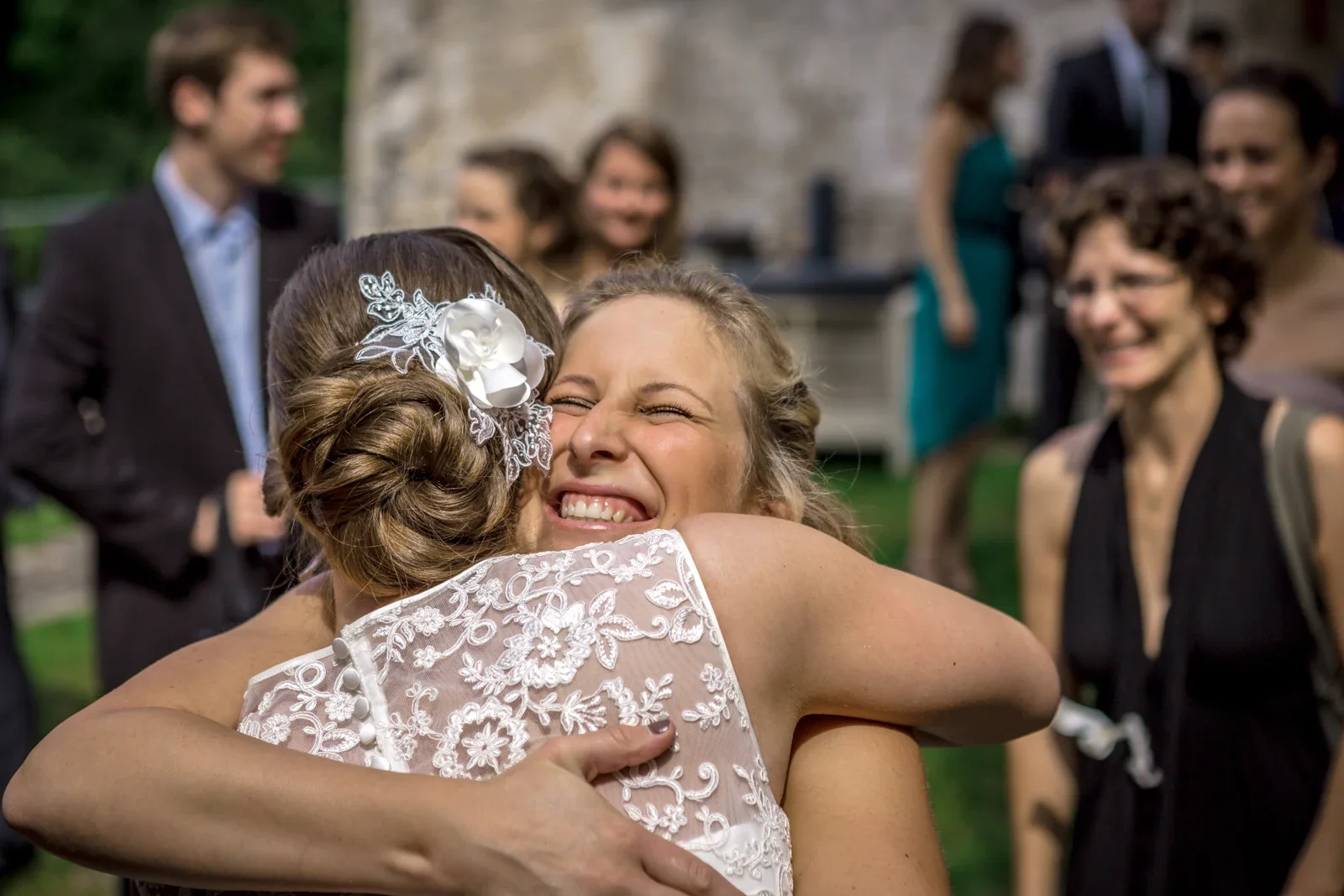 Eine innige Umarmung für Marielle – Hochzeit von Marielle und Micha