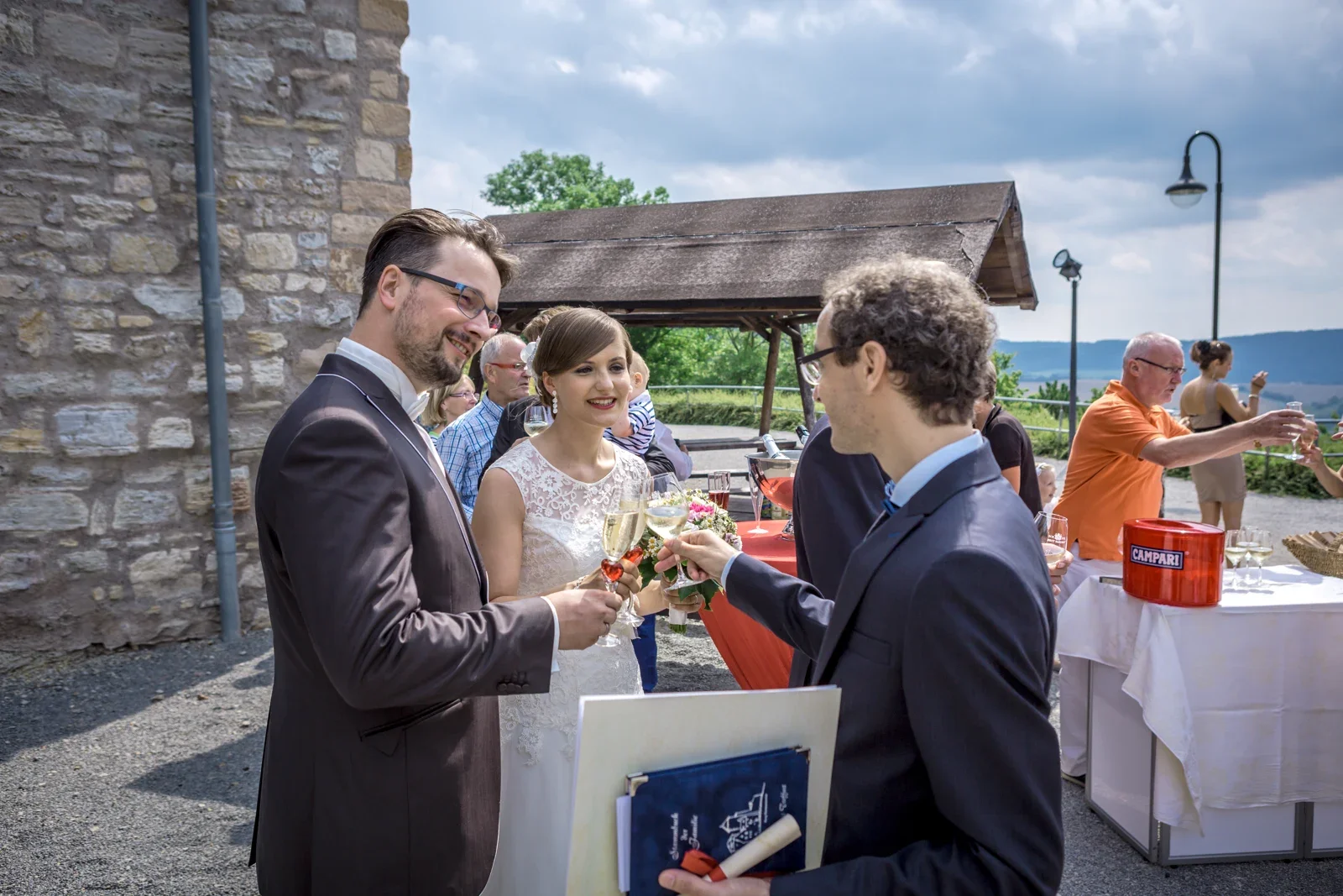 Anstoßen mit den Gästen vor der Burg – Hochzeit von Marielle und Micha