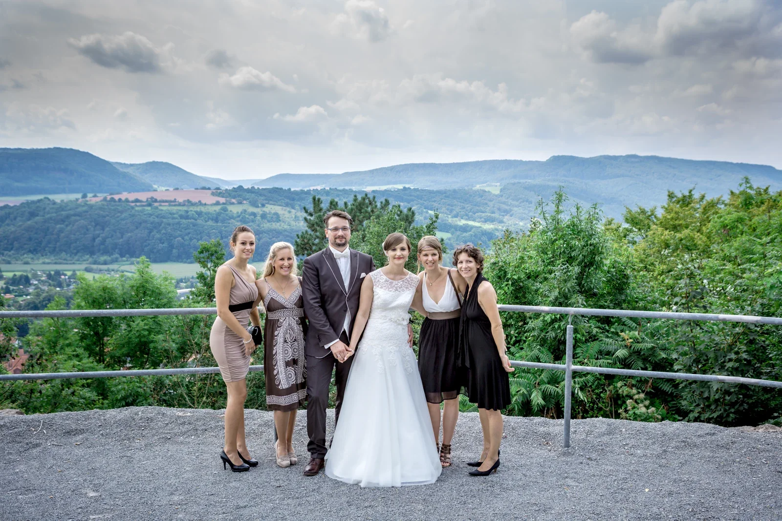 Ein Erinnerungsbild mit weitem Blick ins Tal – Hochzeit von Marielle und Micha