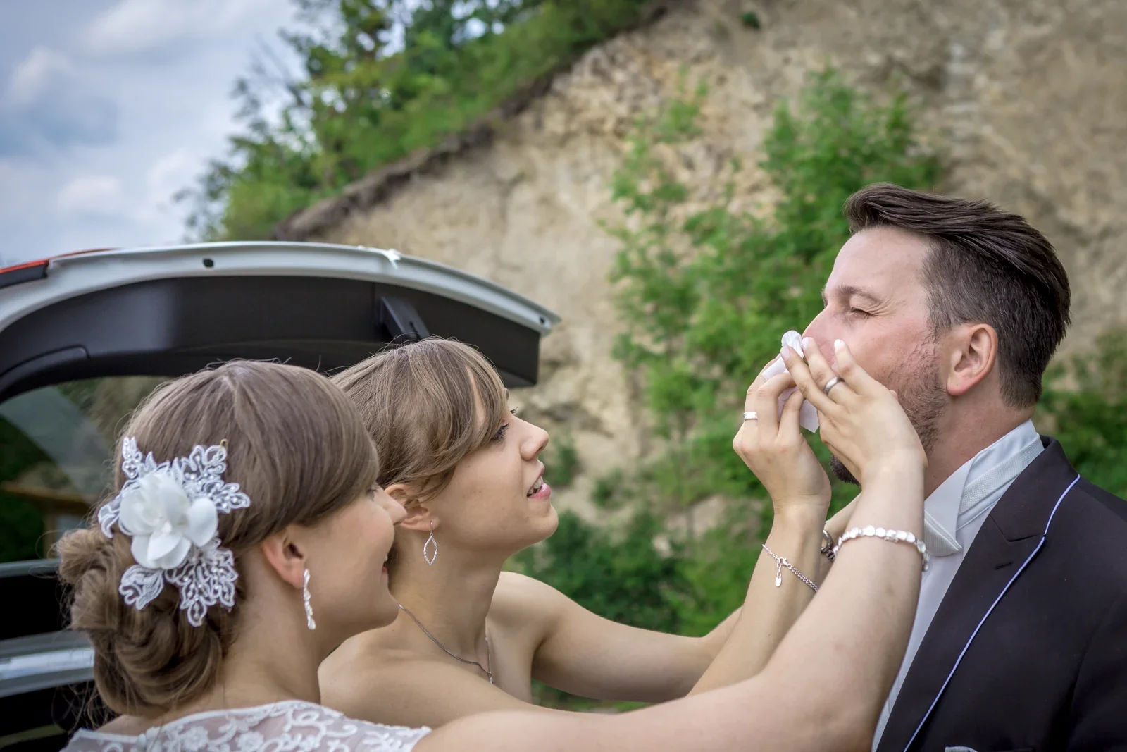 Letzte Handgriffe vor den Paarfotos – Hochzeit von Marielle und Micha