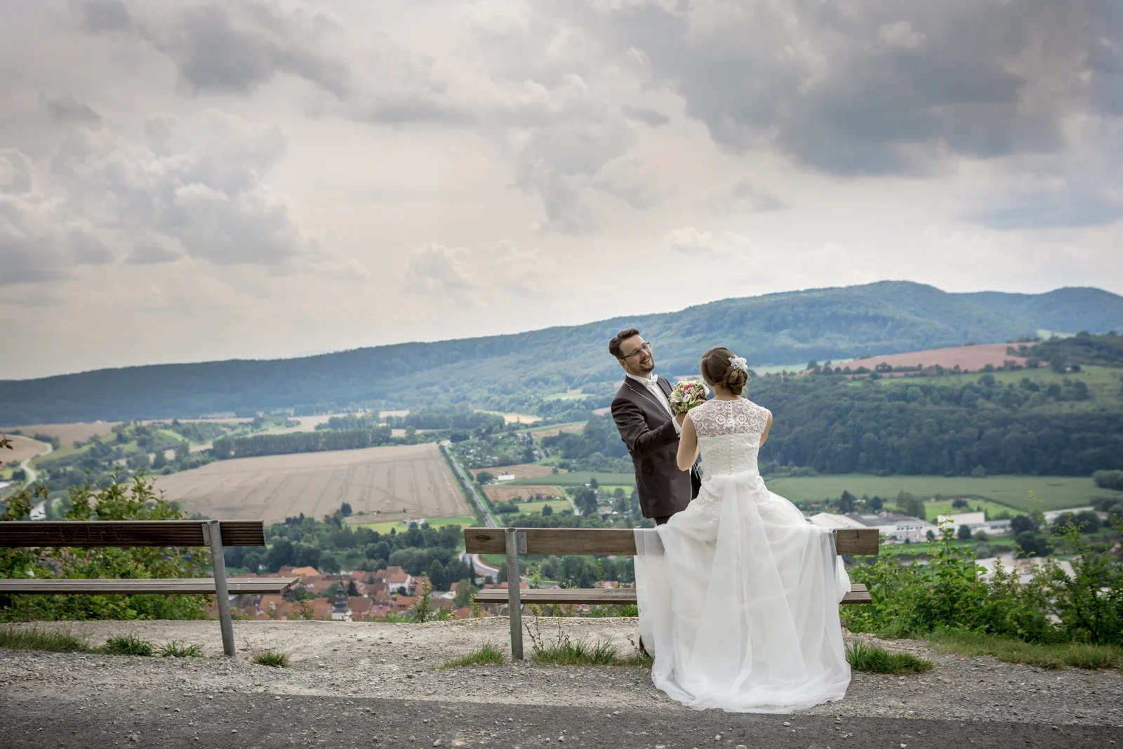 Marielle und Micha mit Blick über Treffurt – Hochzeit von Marielle und Micha