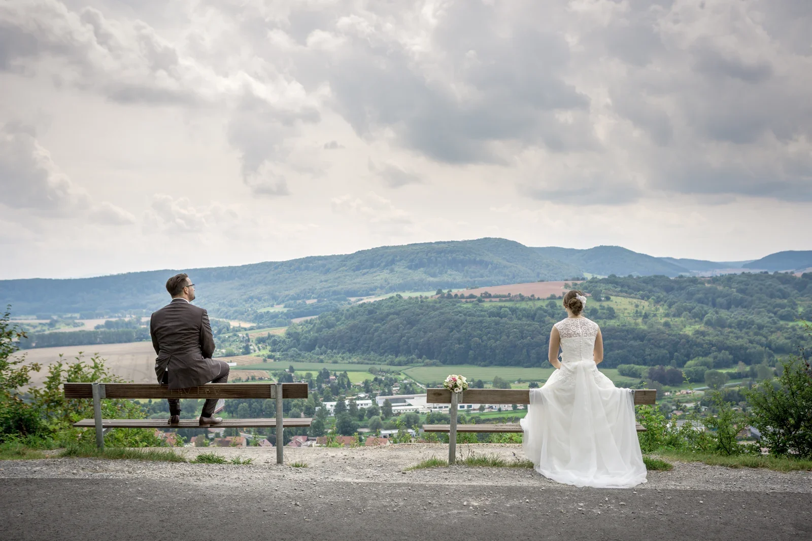 Ein kleiner Abstand auf der Bank mit Aussicht – Hochzeit von Marielle und Micha